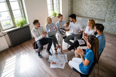 Başarılı girişimciler ve iş adamları hedeflere ulaşıyor, takım oluşturma toplantısındaki başarıyı kutluyorlar..