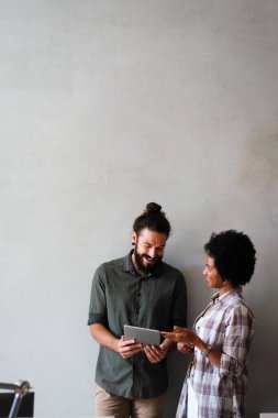 Proje ve programlama üzerine çalışan yazılım mühendisleri. Probleme çözüm bulmak için takım olarak çalışan başlangıç iş grubu