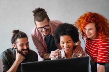 Meta evrende dijital kod yazan ve internette birlikte çalışan programcılardan oluşan bir ekip. Bir grup web tasarımcısı ofiste bir siber güvenlik web sitesi, uygulama veya yazılım geliştiriyor