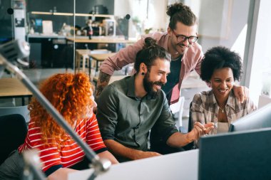 Meta evrende dijital kod yazan ve internette birlikte çalışan programcılardan oluşan bir ekip. Bir grup web tasarımcısı ofiste bir siber güvenlik web sitesi, uygulama veya yazılım geliştiriyor