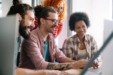 Bir grup iş adamı ve yazılım geliştirici ofiste takım olarak çalışıyorlar. Yapay Zeka, programlama, web tasarım kavramı