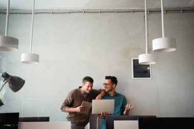 Bir yazılım geliştirme şirketinde birlikte çalışan programcılar.