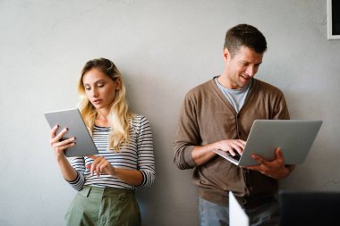 IT şirketinde işbirliği yapan programcılar uygulama geliştiriyor. Halkın iş yeri ofis çeşitliliği kavramı