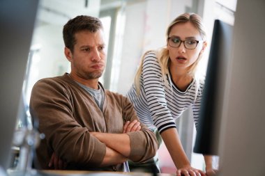 Ofisteki monitöre bakan bir masaüstü bilgisayarıyla çalışan kızgın iş adamları. Başlangıçta, programcı sorunları kavramı.