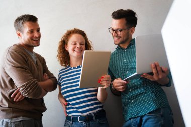 Modern ofis projesinde işbirliği yapan çok ırklı bir grup genç iş adamı. Genç ve başarılı girişimciler takım olarak çalışıyor..