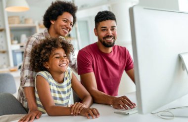 Teknolojik cihazlara takıntılı mutlu Afro-Amerikan ailesi dijital tablet, bilgisayar, akıllı telefonlar kullanıyor. İnternet sitesi, iş, eğitim ve internet üzerinden okuma, film veya bir mim için teknoloji