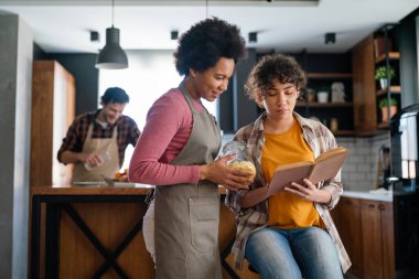 Çevrimiçi çalışma için dijital cihazlar kullanan mutlu çoklu etnik aile portresi. E-öğrenme, mutlu insanlar konsepti