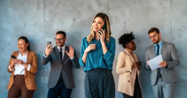 Çeşitli etnik çeşitlilikteki girişimci ve iş adamlarından oluşan başarılı bir grup, kurumsal ofiste hedeflerine ulaşıyor.