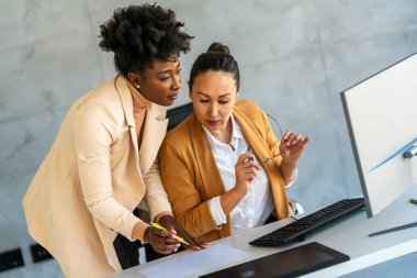 Meta evrende dijital kod yazan ve internette birlikte çalışan programcılardan oluşan bir ekip. Bir grup web tasarımcısı ofiste bir siber güvenlik web sitesi, uygulama veya yazılım geliştiriyor