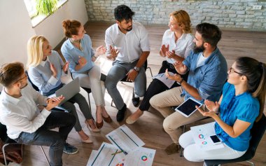Modern ofis projesinde işbirliği yapan çok ırklı bir grup genç iş adamı. Genç ve başarılı girişimciler takım olarak çalışıyor..