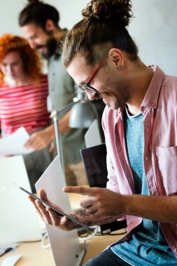 Başarı tabletli genç iş adamı, geleceğin uygulama teknolojisi için araştırma ve programlamada yenilik. Girişimci iş sitesi IT yazılımı için gelecekçi ağ, analiz ve geliştirici
