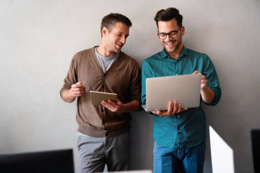 Bir yazılım geliştirme şirketinde birlikte çalışan programcılar.