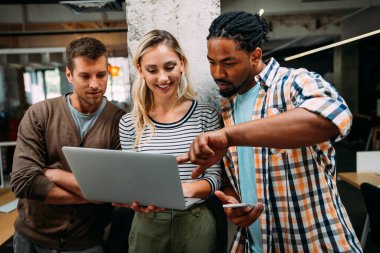 Girişimci genç iş ekibi modern parlak ofis içinde buluşacak ve birlikte çalışacaklar.