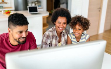 Birlikte tatil yapmayı planlıyoruz. Mutlu Afro-Amerikan babası, annesi ve kızı dijital cihaz kullanıyor, Mutluluk teknolojisi insanlar konsepti.