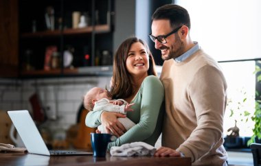 Aile, evlat edinme, bebek, ebeveynlik ve insan konsepti. Mutlu anne, yeni doğmuş bebeği olan baba.