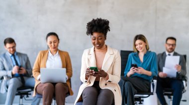 Modern ofis projesinde işbirliği yapan çok ırklı bir grup genç iş adamı. Genç ve başarılı girişimciler takım olarak çalışıyor..