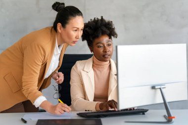 Çeşitli iş arkadaşları olan CEO iş kadını lideri, toplantıdaki yönetici yönetici grubu. Çok kültürlü profesyonel iş adamları yönetim kurulunda araştırma planı üzerinde birlikte çalışıyorlar..