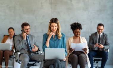 Modern ofis projesinde işbirliği yapan çok ırklı bir grup genç iş adamı. Genç ve başarılı girişimciler takım olarak çalışıyor..