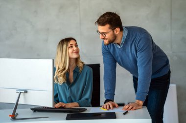Modern bir ofiste bir proje üzerinde çalışan iş adamları. Erkek ve kadınlardan oluşan iş arkadaşları, canlı bir tartışma, teknoloji ve fikir paylaşımı içindeler..