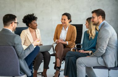Modern ofis projesinde işbirliği yapan çok ırklı bir grup genç iş adamı. Genç ve başarılı girişimciler takım olarak çalışıyor..
