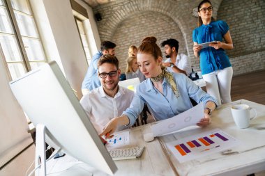 Başarılı bir iş kadını CEO 'su meslektaşlarına gelir verilerini gösteriyor, iş semineri atölyesinde modern ofiste büyük bir ekran yapmayı planlıyor..