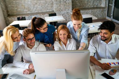 Modern ofis projesinde işbirliği yapan çok ırklı bir grup genç iş adamı. Genç ve başarılı girişimciler takım olarak çalışıyor..