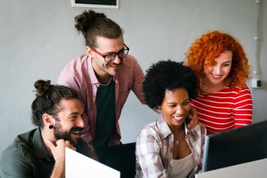 Meta evrende dijital kod yazan ve internette birlikte çalışan programcılardan oluşan bir ekip. Bir grup web tasarımcısı ofiste bir siber güvenlik web sitesi, uygulama veya yazılım geliştiriyor