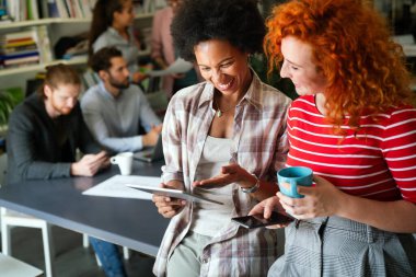 Çeşitli çalışanlar, beyin fırtınası sırasında ofiste toplanarak yeni projeleri için yeni fikirleri tartıştılar. Toplantı salonunda çok ırklı iş arkadaşları var..