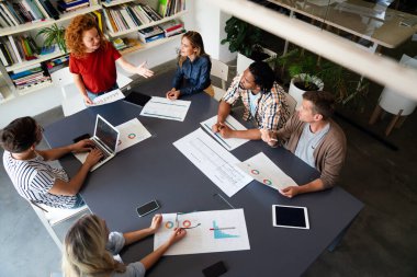 Başarılı çok ırklı tasarımcılar, mimarlar, iş yerindeki iş adamları. Girişim konsepti.
