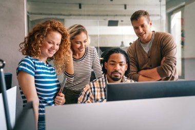 İş çözümleri, teknoloji ve strateji kavramı. Ofiste çalışan ve beyin fırtınası yapan meslektaşlar. Bir grup genç yaratıcı girişimci iş adamı takım olarak çalışıyor.