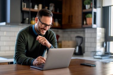 Genç iş adamı yöneticisi ya da öğretmen kamerayla konuşuyor uzaktan video konferans görüşmesi yapıyor, sanal melez röportajı yapıyor, online sınıf Webinar eğitimi veriyor, merkez ofiste danışmanlık yapıyor..