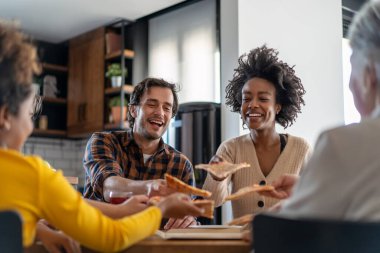Çoklu etnik çeşitlilikte mutlu bir aile, üç nesildir aileleri ve büyükbabaları ve çocuklarıyla birlikte kutlama yapıyorlar.