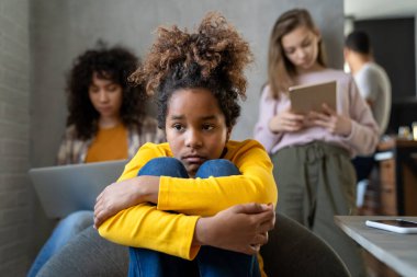 Hayal kırıklığına uğramış küçük siyah çocuk evde acı çekiyor çünkü çok ırklı ailenin dijital cihazlara bağımlılığı var..