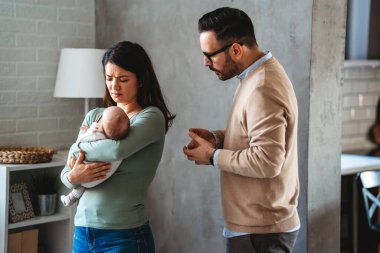 Stresli çift tartışıyor ve evlilik sorunları yaşıyor. İlişkilerde anlaşmazlık, mali sorunlar, doğum sonrası depresyon yaşayan bir çift. Evlilik sorunları, boşanma kavramı.