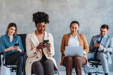 Çeşitli iş arkadaşları olan CEO iş kadını lideri, toplantıdaki yönetici yönetici grubu. Çok kültürlü profesyonel iş adamları yönetim kurulunda araştırma planı üzerinde birlikte çalışıyorlar..