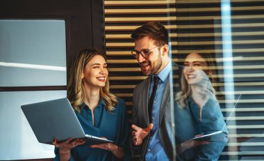 Çeşitli etnik çeşitlilikteki girişimci ve iş adamlarından oluşan başarılı bir grup, kurumsal ofiste hedeflerine ulaşıyor.