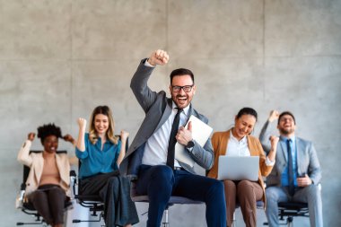 Çeşitli etnik çeşitlilikteki girişimci ve iş adamlarından oluşan başarılı bir grup, kurumsal ofiste hedeflerine ulaşıyor.