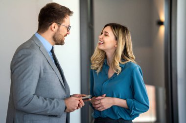 Bir grup iş adamı, finans şirketleri için fikir ve çözümleri tartışmak üzere bir toplantı yapıyorlar. Mutlu iş adamları büyüme ve başarı elde etmek için birlikte çalışıyorlar..