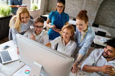 Bir yazılım geliştirme şirketinde çalışan programcılar. Proje üzerinde çalışan iş adamları.