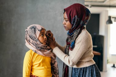 Müslüman yalnız ebeveyn. Evde bir anne ve çocuğun portresi. İnsanlar din kavramı.