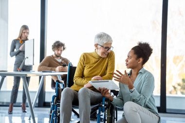 Aralarında tekerlekli sandalyedeki girişimci iş kadınlarının da yer aldığı çeşitli genç profesyonellerden oluşan bir grup, çeşitli iş projeleri hakkında ortak bir tartışmaya girişiyor.