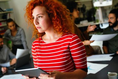 Tabletli başarılı genç iş kadını, gelecekteki uygulama teknolojisi için araştırma ve programlama alanında yenilik. Girişimci iş sitesi IT yazılımı için gelecekçi ağ, analiz ve geliştirici