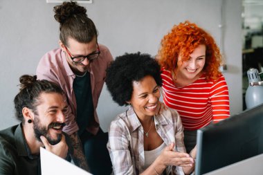 Proje ve programlama üzerine çalışan yazılım mühendisleri. Probleme çözüm bulmak için takım olarak çalışan başlangıç iş grubu.