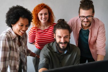 Bir grup iş adamı ve yazılım geliştirici ofiste takım olarak çalışıyorlar. Yapay Zeka, programlama, web tasarım kavramı