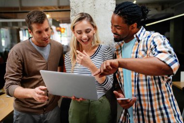 Bir yazılım geliştirme şirketinde birlikte çalışan programcılar.