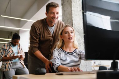 IT şirketinde çalışan programcılar uygulama geliştiriyorlar. İş insanları teknoloji kavramı