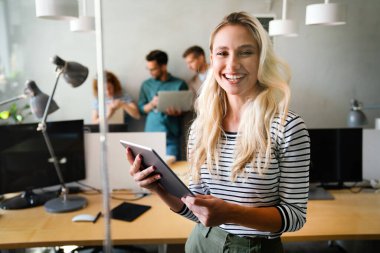 Bir yazılım geliştirme şirketinde birlikte çalışan programcılar.