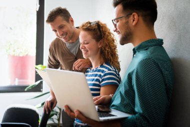 Ofisteki beyin fırtınası sırasında çok kültürlü insanların ortak çalışma süreci. Proje geliştirme konusunda işbirliği yapan çeşitli gençler.