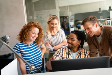 Yazılım mühendisleri şirkette proje ve programlama üzerinde çalışan insanlar. İş adamları konsepti