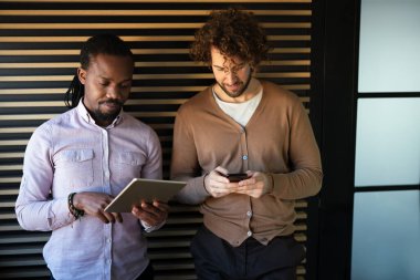 Modern ofis projesinde işbirliği yapan çok ırklı bir grup genç iş adamı. Genç ve başarılı girişimciler takım olarak çalışıyor..
